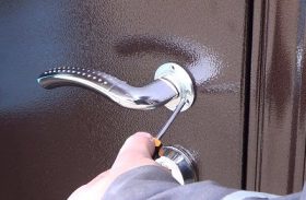 Замена дверной ручки металлической двери в Новошахтинске